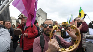 Macron accueilli à Vendôme par un concert de casseroles