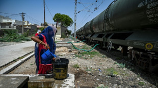 Esperando el tren del agua en la calcinante India