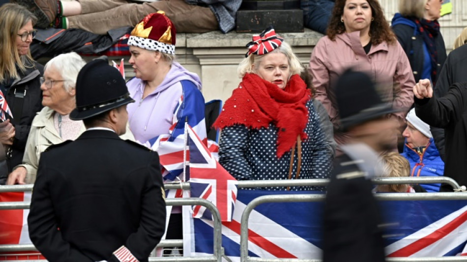 Early risers get UK coronation party started 