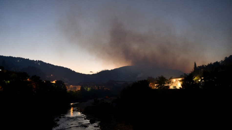 Près de 700 pompiers luttent contre un grand incendie dans le Gard, "toujours actif"