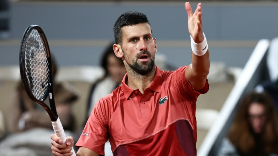 Djokovic eases into French Open second round 