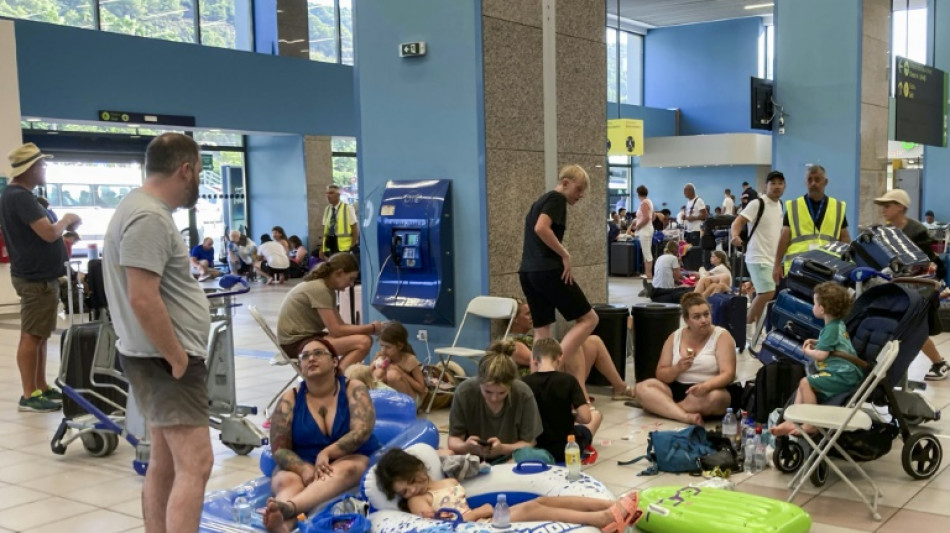 Incendies en Grèce: l'aéroport de Rhodes, un campement improvisé pour touristes désemparés