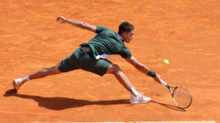 Tennis: Alcaraz bat Tsitsipas et file en demi-finale à Barcelone