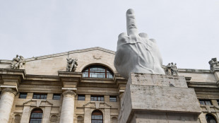 Borsa: Milano riduce calo (-0,8%), giù Cucinelli, bene Leonardo