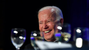 Biden entre ironie et sérieux au dîner des correspondants de la Maison Blanche