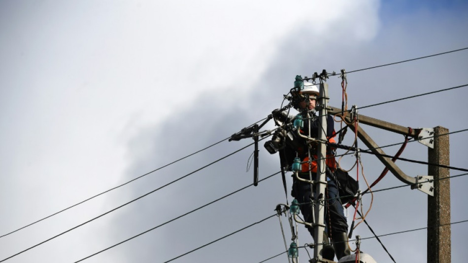 Vents violents: 75.000 clients privés d'électricité et trains perturbés dans l'Ouest