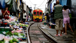 En Thaïlande, l'incroyable marché de la voie ferrée de Maeklong retrouve ses touristes