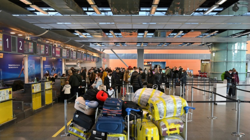 En el aeropuerto de Kiev, los pasajeros entre miedo y escepticismo 