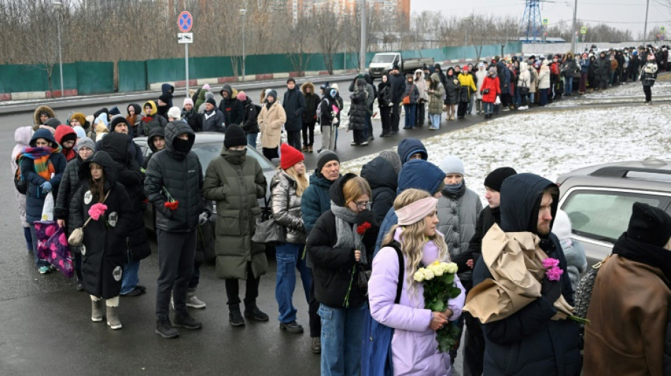 Russie: malgré le risque, plus d'un millier de personnes sur la tombe de Navalny