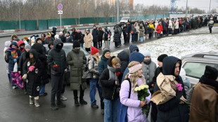 Russie: malgré le risque, plus d'un millier de personnes sur la tombe de Navalny, un an après sa mort