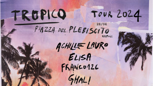 Tropico annuncia gli ospiti sul palco di piazza Plebiscito