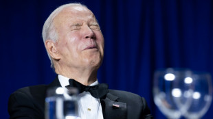 Biden wird bei Gala-Dinner wegen seines hohen Alters auf den Arm genommen