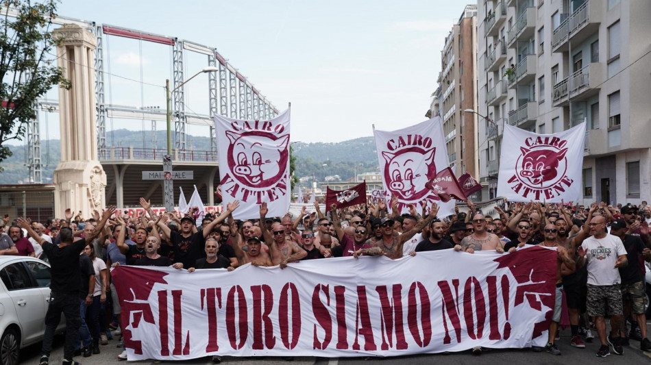 Calcio: protesta dei tifosi del Torino, 5mila in corteo