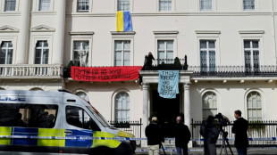 Des manifestants occupent l'hôtel particulier d'un oligarque russe à Londres