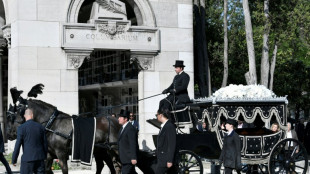 Paris dit adieu à Régine, sa "reine de la nuit" et chanteuse populaire