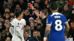 Tottenham, com nove, é goleado pelo Chelsea (4-1) e perde invencibilidade e liderança