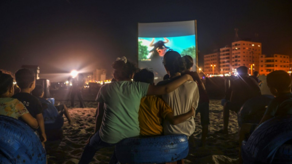 Cinema ao ar livre oferece aos moradores de Gaza um alívio de frente para o mar