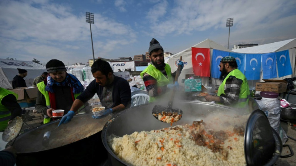 'We want to help,' Turks rush to aid quake survivors