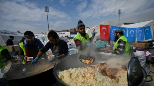 'We want to help,' Turks rush to aid quake survivors