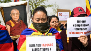 Tibetanos se manifiestan en París en apoyo al dalái lama tras video polémico